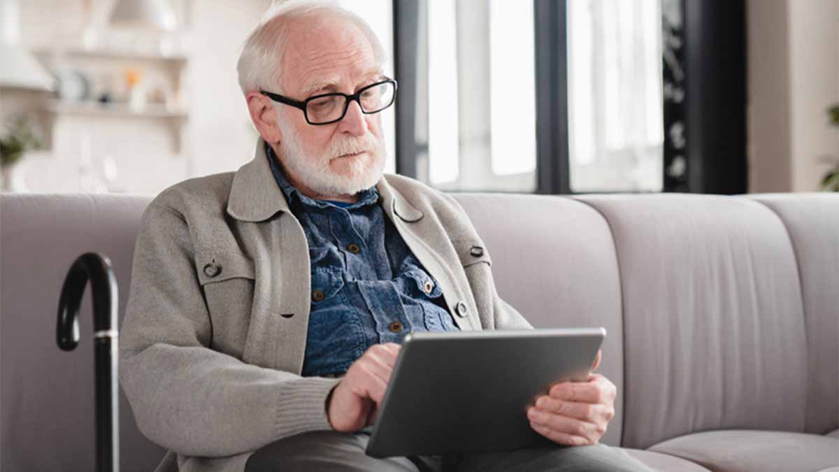 Idoso a usar um tablet